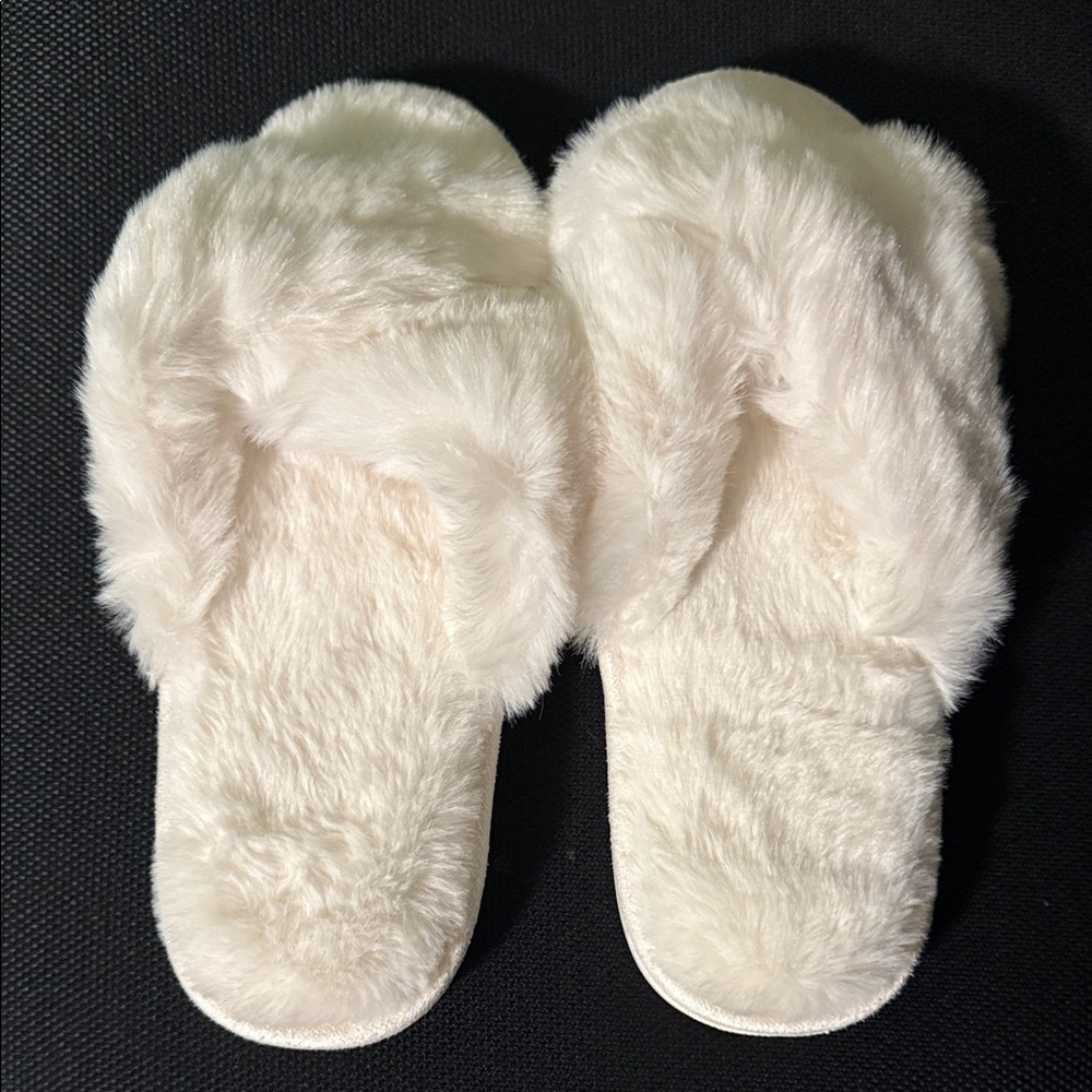 Cozy White Faux Fur Women's Slippers EU size 38-39 Never Worn US size 7-8
